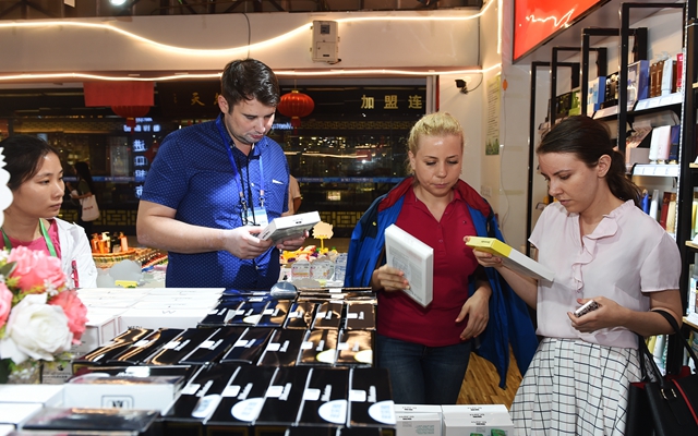 国外客商在义乌选购商品。